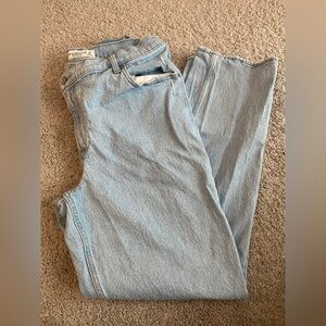 Abercrombie & Fitch The 90’s Straight Ultra High Rise with Asymmetrical Zip